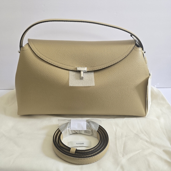 Toteme T-lock grained leather top handle bag desert - Picture 5 of 14